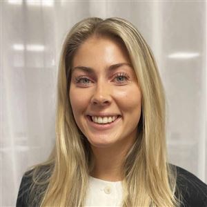 Porträttbild av medarbetare på bankkontoret.