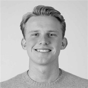 Porträttbild av medarbetare på bankkontoret.