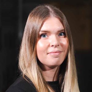 Porträttbild av medarbetare på bankkontoret.