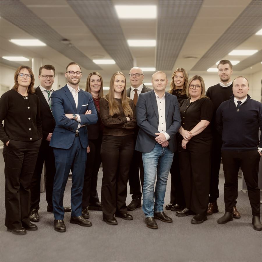 Gruppbild av medarbetare på bankkontoret.