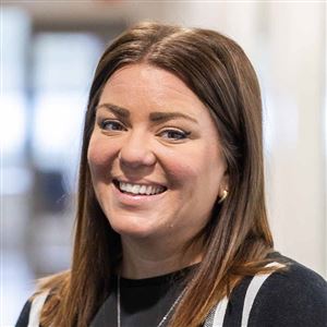 Porträttbild av medarbetare på bankkontoret.