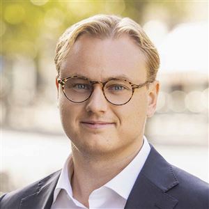 Porträttbild av medarbetare på bankkontoret.