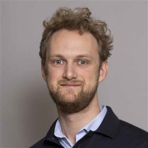 Porträttbild av medarbetare på bankkontoret.