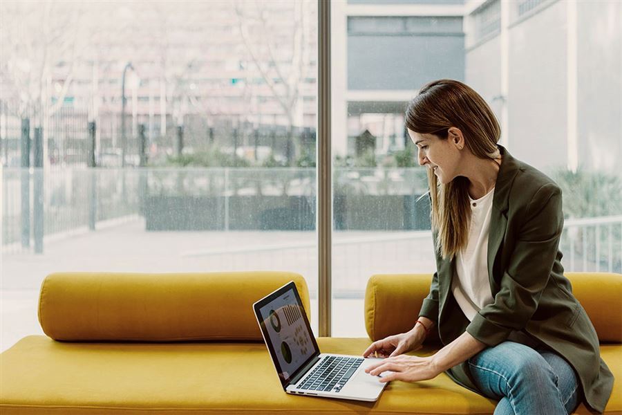 Kvinna som arbetar på sin laptop