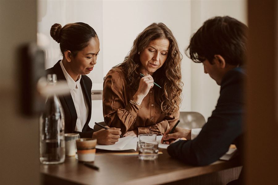 Kollegor diskuterar fondplaceringar.