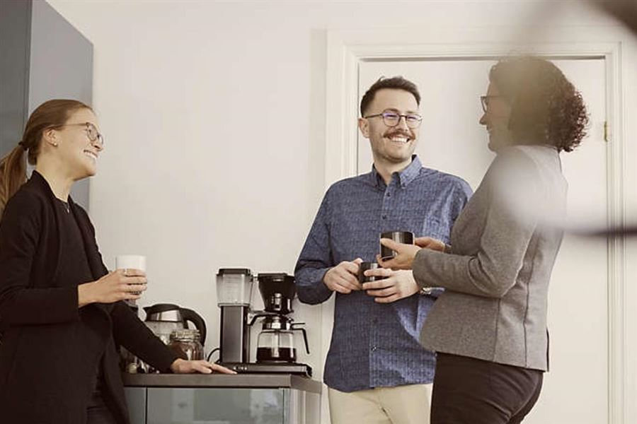 Kollegor tar en fika.