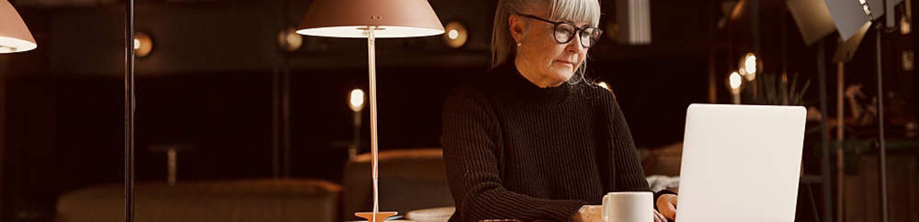 Kvinna kollar fonder på datorn.