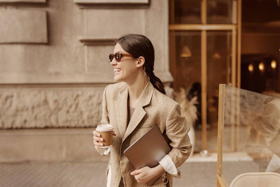 En affärskvinna i kavaj.