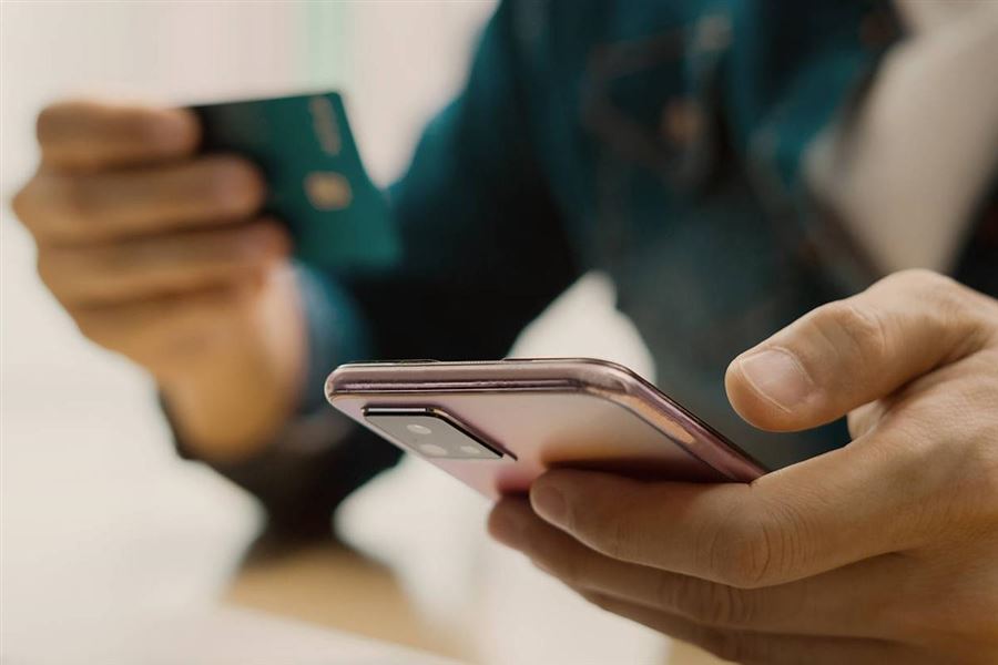 En man kollar sina kortköp i mobilappen.