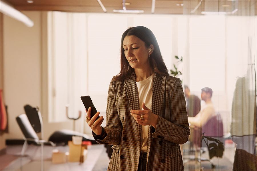 En kvinna diskuterar kontoräntor i ett facetime samtal.