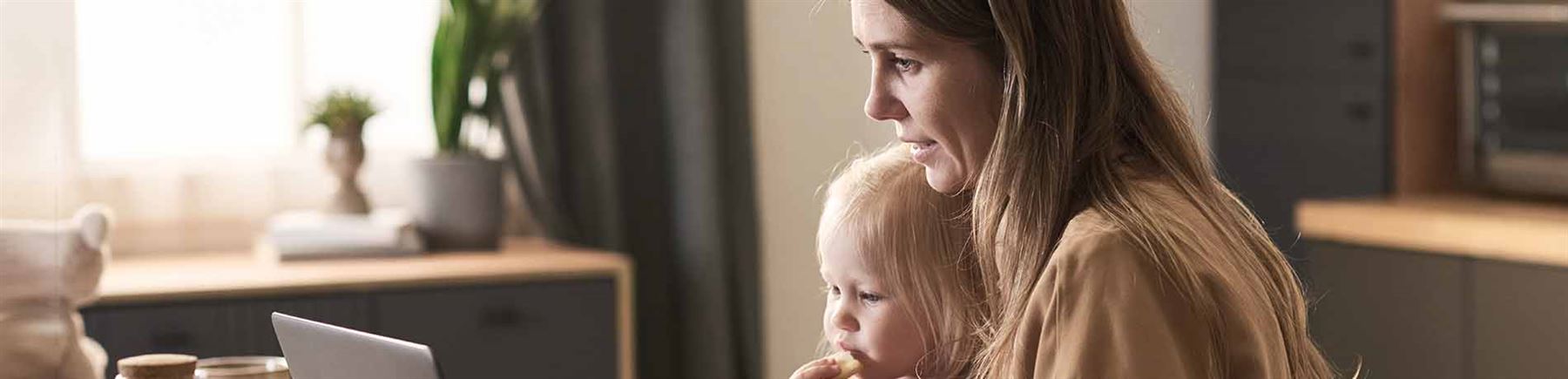 Systrar pysslar i köket.