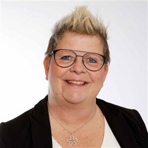 Porträttbild av medarbetare på bankkontoret.