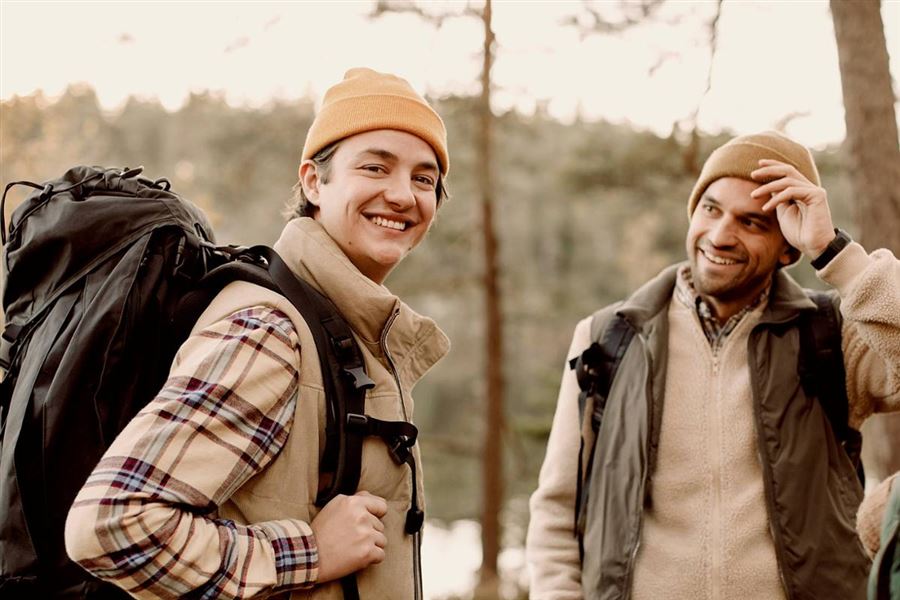 Två män vandrar i skogen.