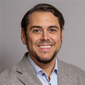 Porträttbild av medarbetare på bankkontoret.