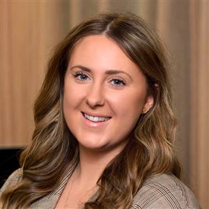 Porträttbild av medarbetare på bankkontoret.