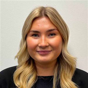 Porträttbild av medarbetare på bankkontoret.