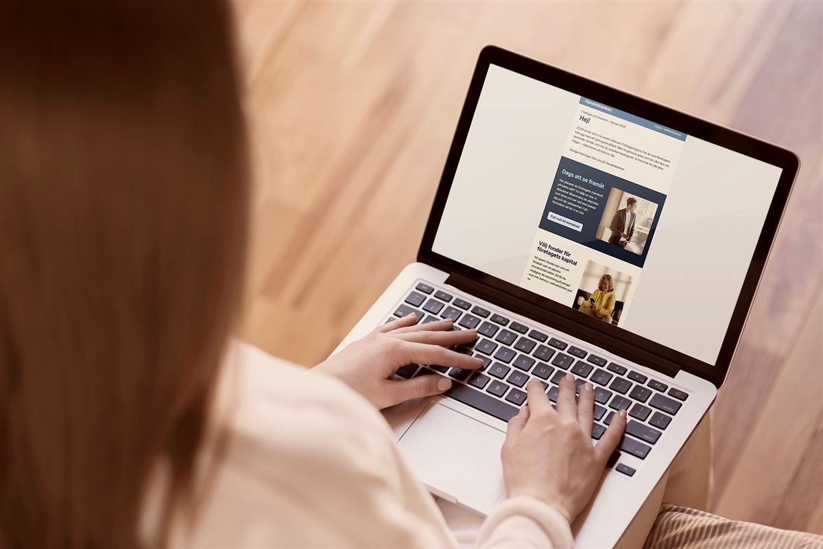 kvinna läser nyhetsbrev på datorn.