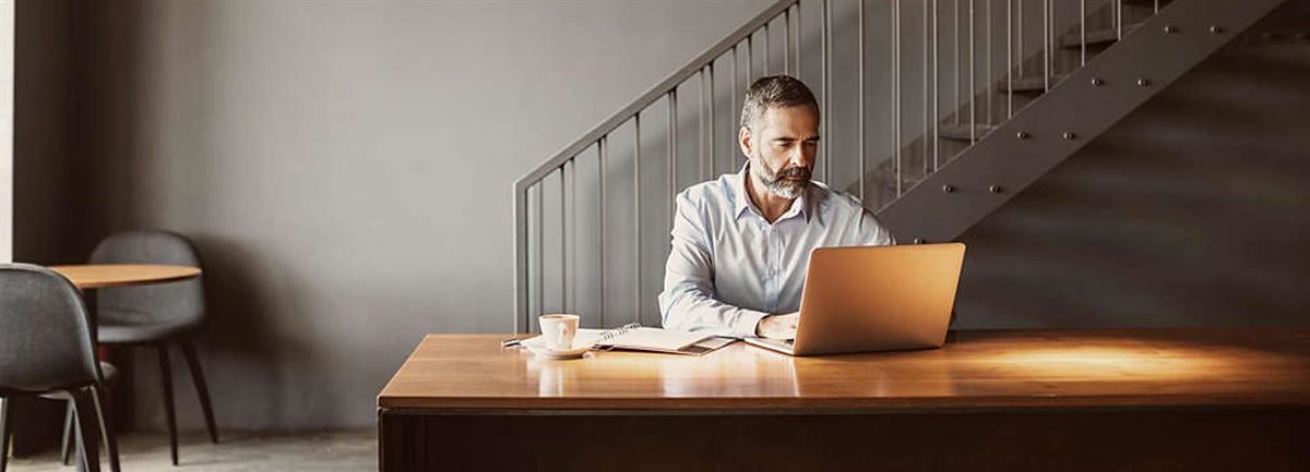 Kvinna i kontorsmiljö