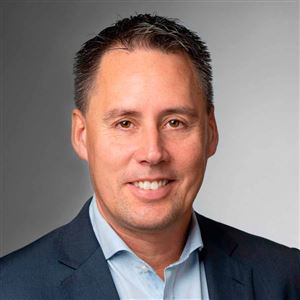 Porträttbild av medarbetare på bankkontoret.