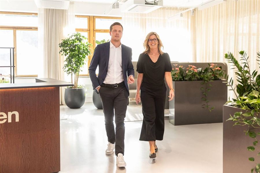 En rådgivare och en kontorschef promenerar in på en bankkontor. 