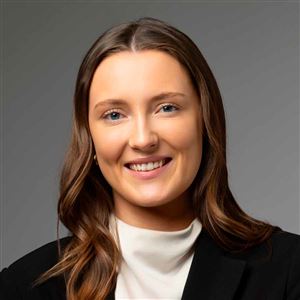 Porträttbild av medarbetare på bankkontoret.