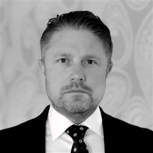 Porträttbild av medarbetare på bankkontoret.