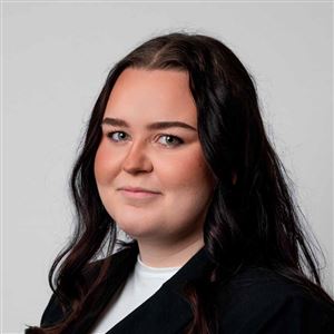 Porträttbild av medarbetare på bankkontoret.