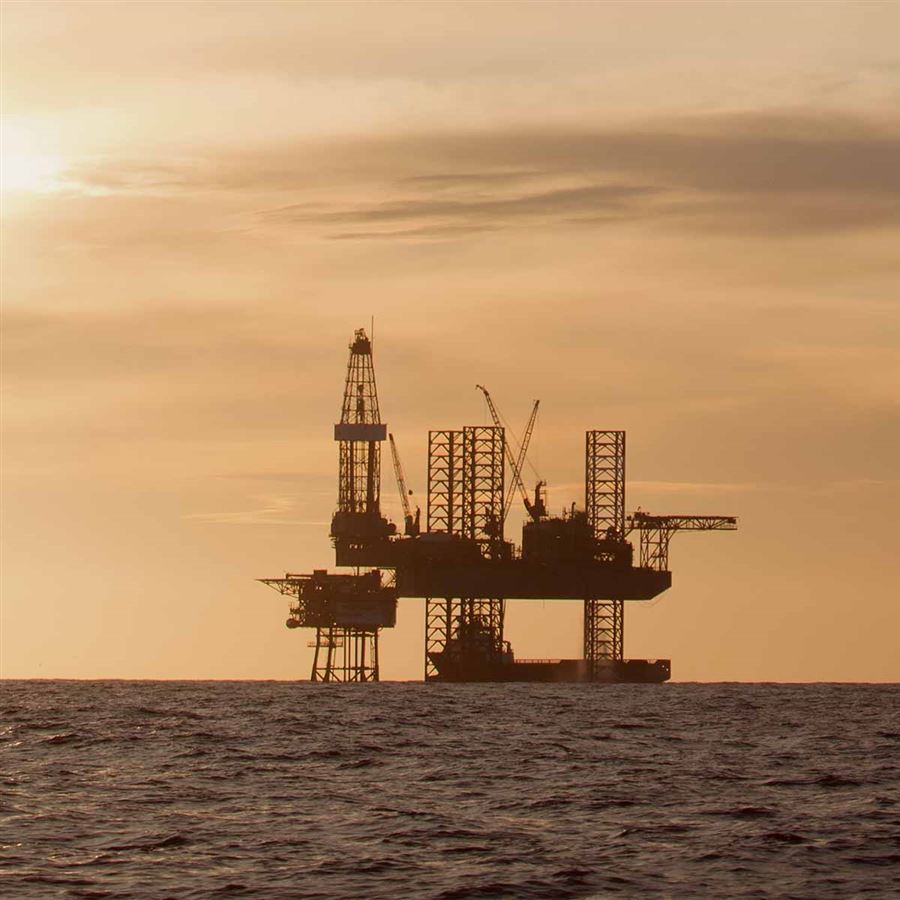Oljerigg i solnednedgång.
