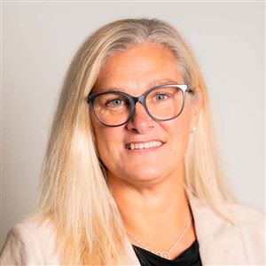 Porträttbild av medarbetare på bankkontoret.