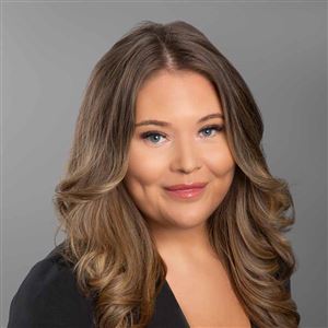 Porträttbild av medarbetare på bankkontoret.