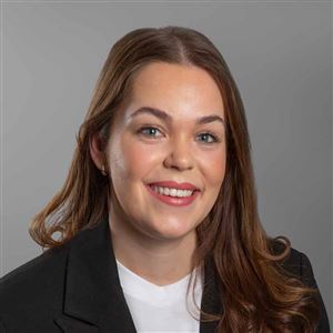 Porträttbild av medarbetare på bankkontoret.