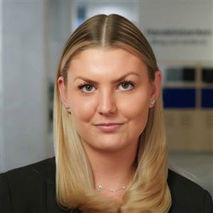 Porträttbild av medarbetare på bankkontoret.