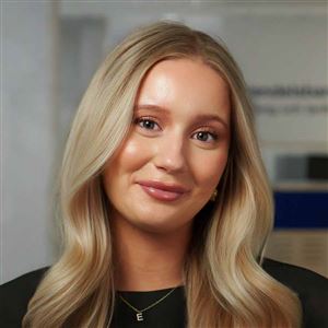 Porträttbild av medarbetare på bankkontoret.