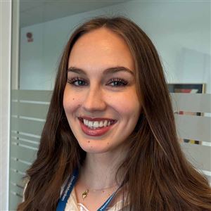 Porträttbild av medarbetare på bankkontoret.