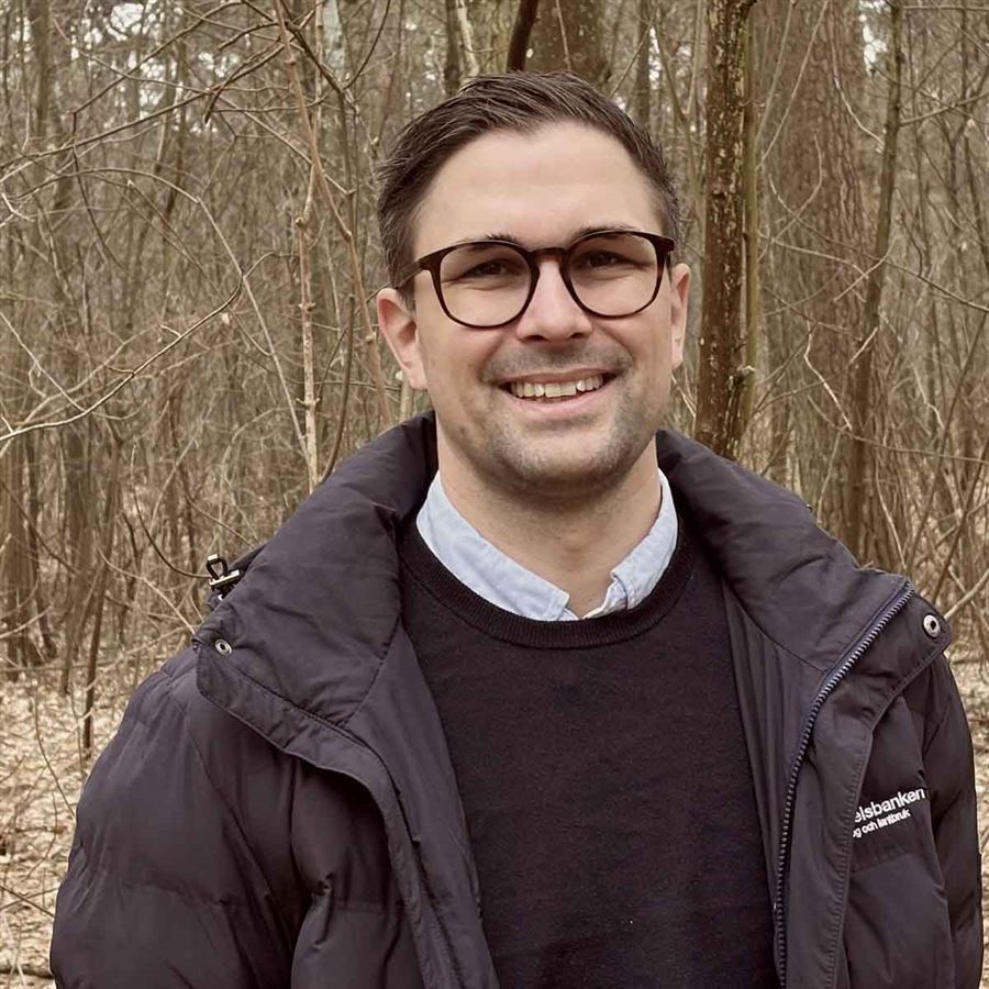 Ricard Nyman poserar i skogen. Ricard är länsansvarig för Skog och lantbruk, Handelsbanken i Skåne och Blekinge