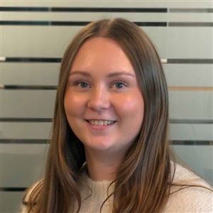 Porträttbild av medarbetare på bankkontoret.