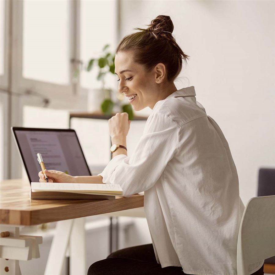 En kvinna planerar på sin dator.