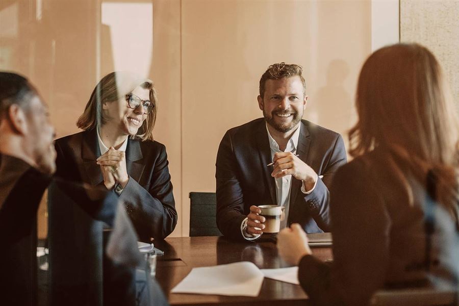 Leende kollegor i ett möte.