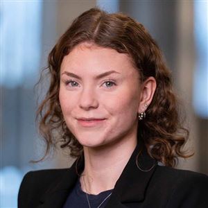 Porträttbild av medarbetare på bankkontoret.