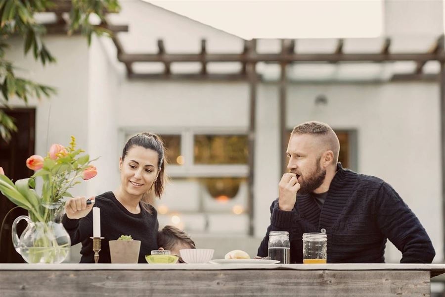 Par sitter ute på terrassen och fikar.