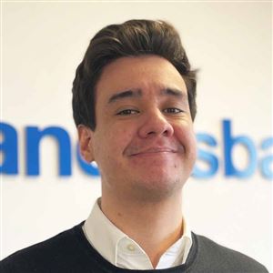 Porträttbild av medarbetare på bankkontoret.