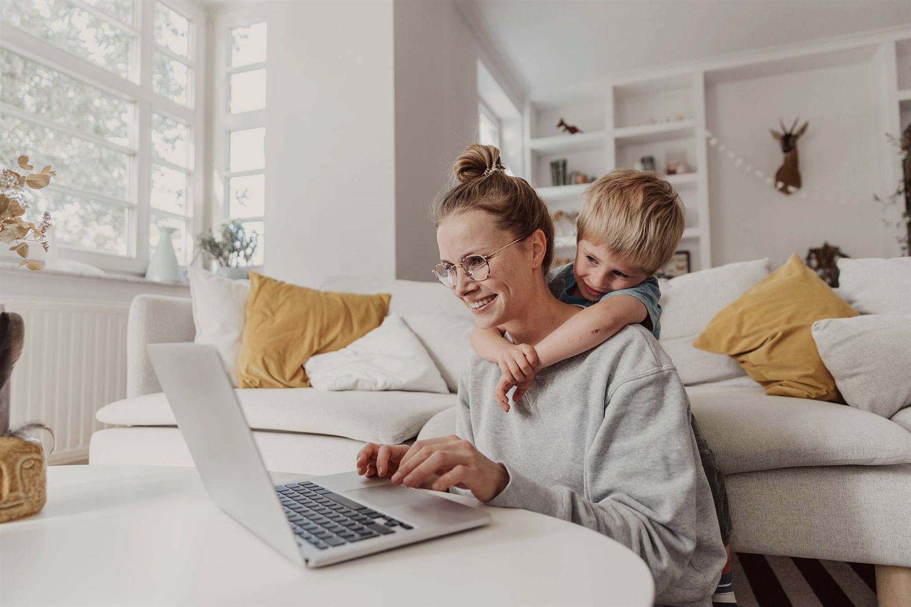 Mamma och son framför en laptop.
