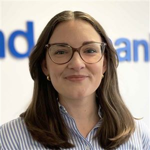 Porträttbild av medarbetare på bankkontoret.