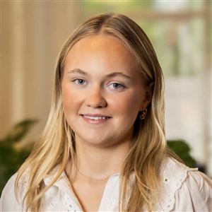 Porträttbild av medarbetare på bankkontoret.