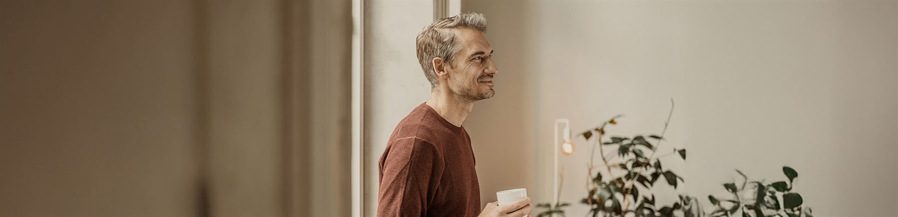 Man som håller i en kaffekopp.