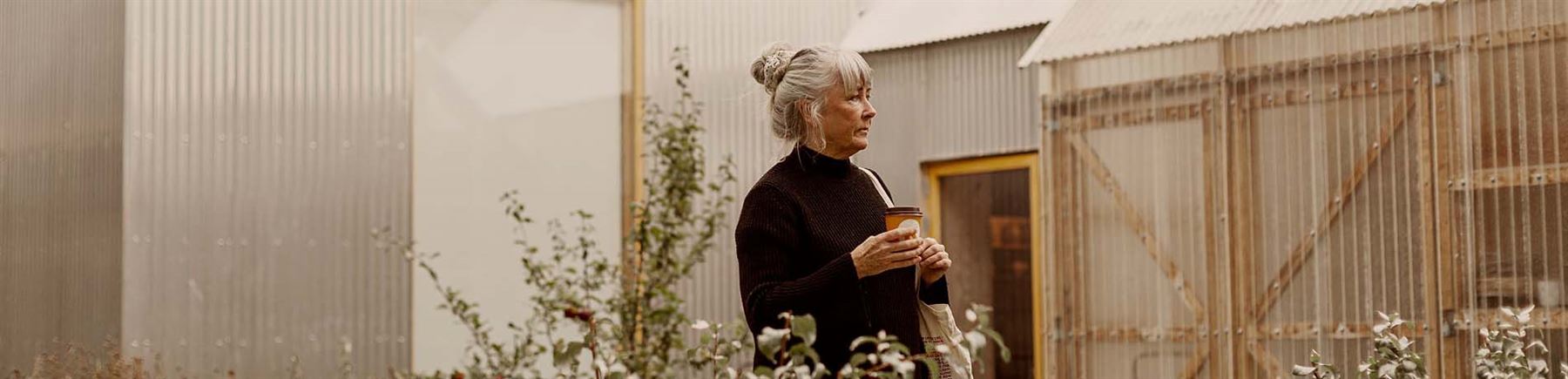 En kvinna tar tag i sitt liv och börjar pensionsspara