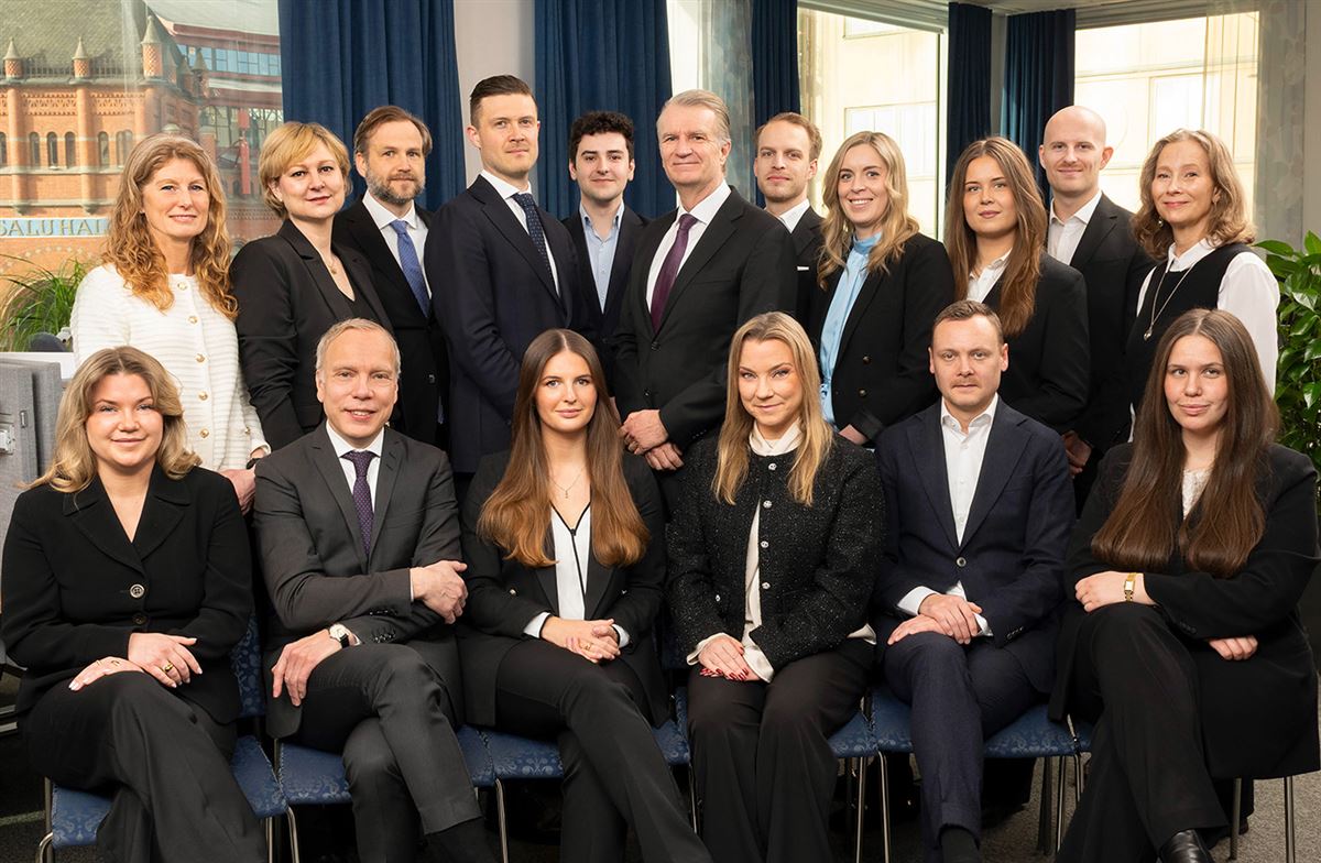 Gruppbild av medarbetarna på bankkontoret.