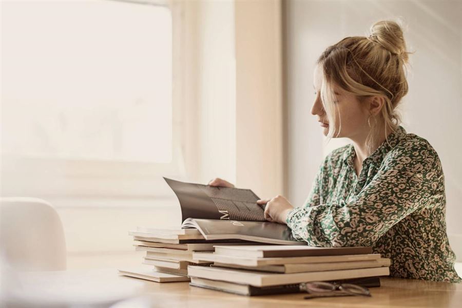 Kvinna läser magasin.