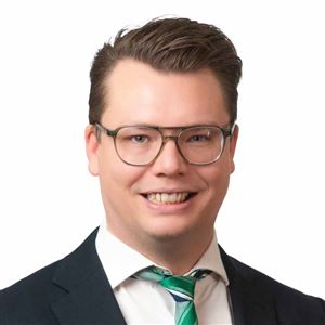 Porträttbild av medarbetare på bankkontoret.