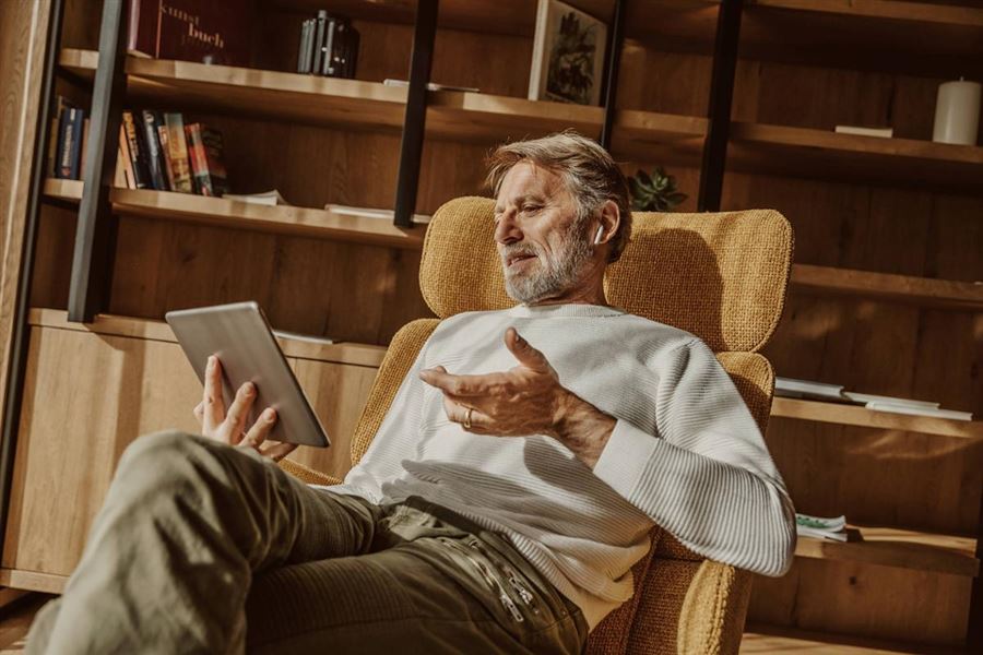 Man deltar i ett personligt onlinemöte.